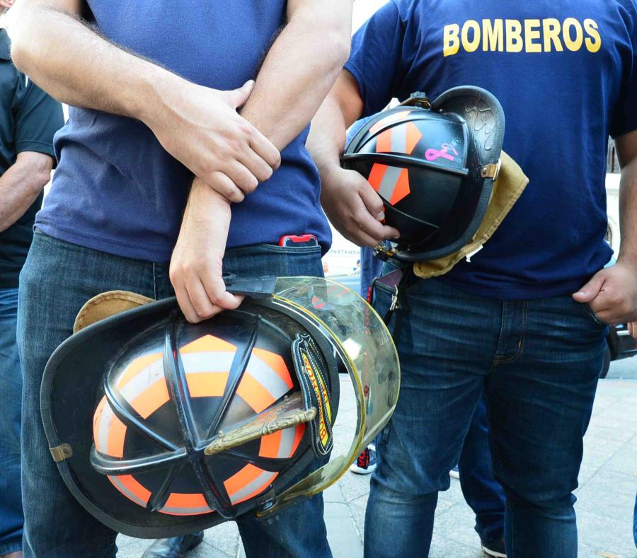 Los bomberos llegaron al lugar. (semisquare-x3)