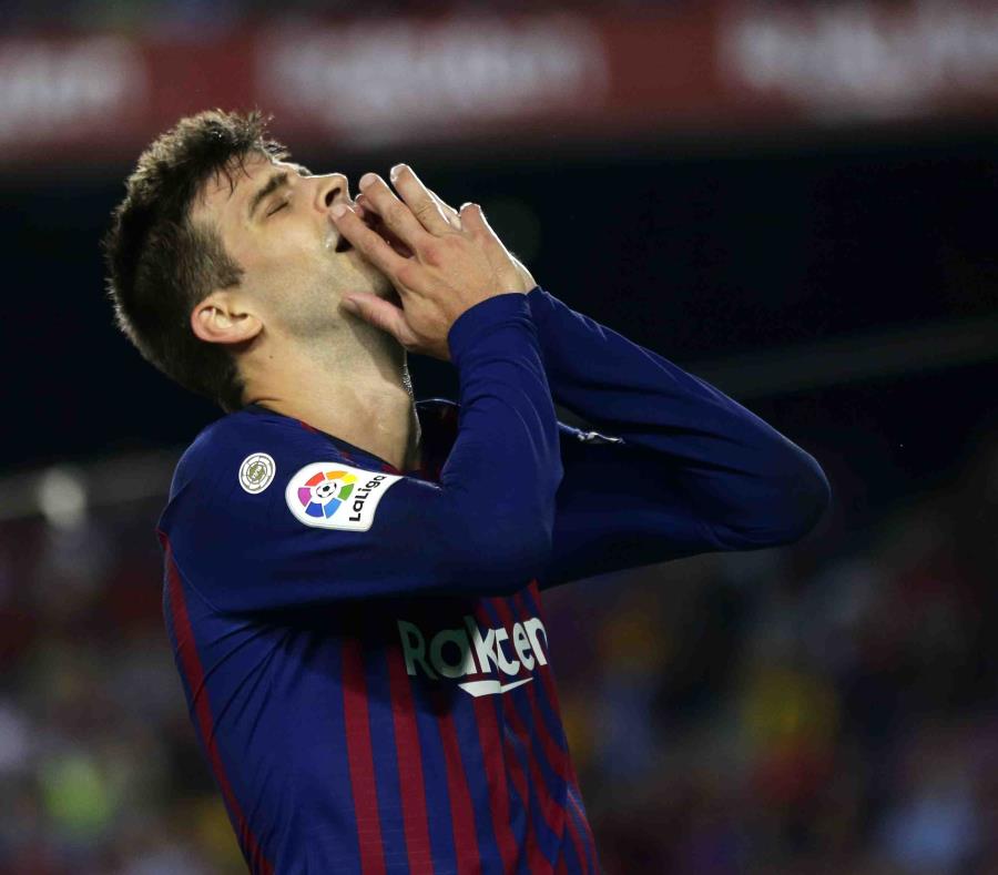 Gerard Piqué se lamente después de fallas una oportunidad de anotación en el partido. (AP) (semisquare-x3)