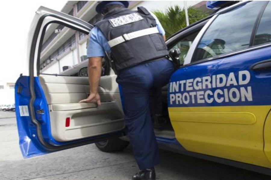 Un agente de la Policía se dispone a ingresar a una patrulla. (GFR Media) (semisquare-x3)