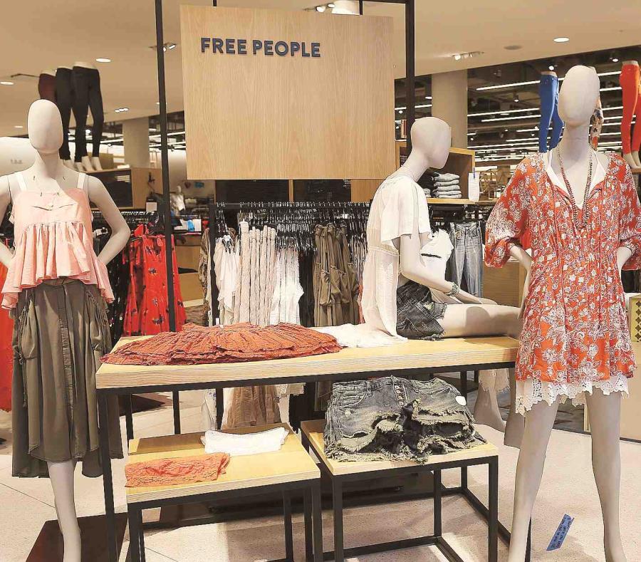 Vista de una colección de ropa de la tienda. (GFR Media) (semisquare-x3)
