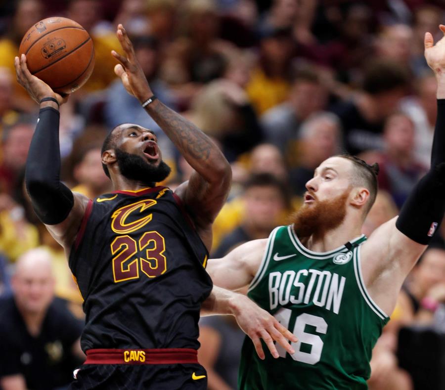 LeBron James, de los Cavaliers, se levanta en un intento ante Aron Baynes, de los Celtics, durante el partido del sábado. A la izquierda, Al Horford, busca mejor colocación ante la defensa de Tristan Thompson. (EFE / David Maxwell) (semisquare-x3)