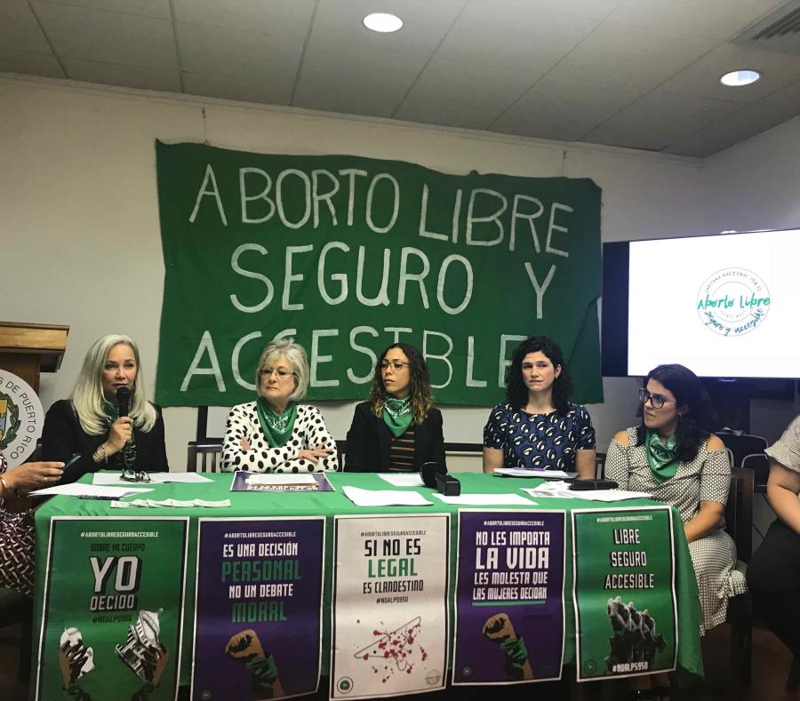 De izquierda a derecha Blanca Cuevas, directora ejecutiva de Profamilias; Esther Vicente, profesora de Derecho e integrante de InterMujeres; María Dolores Fernós, abogada y exprocuradora de las mujeres; Karla Ferrer, portavoz; Liza Fuentes, investigadora (semisquare-x3)