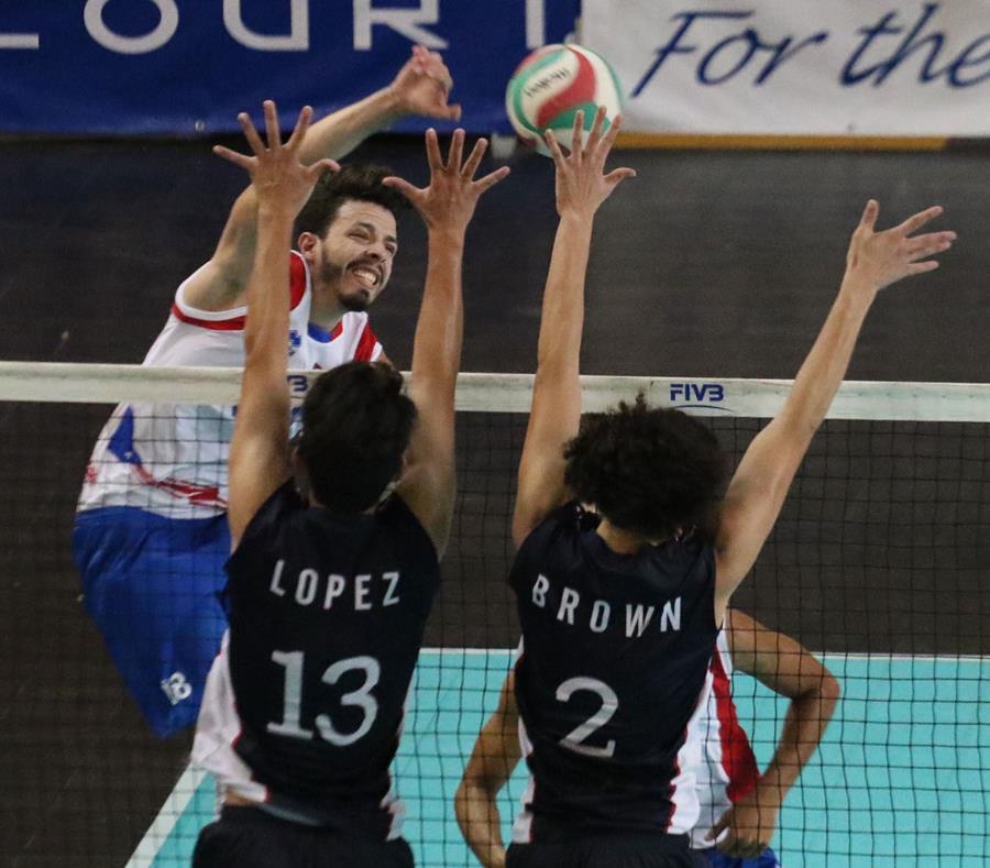 Pedro Rosario (rematando) fue uno de los anotadores principales de la Selección en el desafío contra Costa Rica. (Cortesía Confederación Norceca / Raúl Calvo) (semisquare-x3)