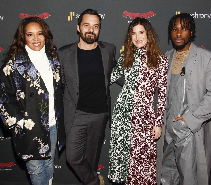 De izquierda: Lauren Velez, Jake Johnson, Kathryn Hahn y Shameik Moore. (AP) (semisquare-x3)