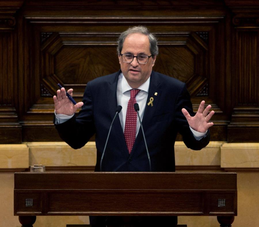 El presidente de Cataluña, Quim Torra, responde a los líderes parlamentarios en la segunda jornada del Debate de Política General, un día después de haber lanzado un ultimátum de un mes al gobierno de Pedro Sánchez para que proponga un referéndum. EFE (semisquare-x3)
