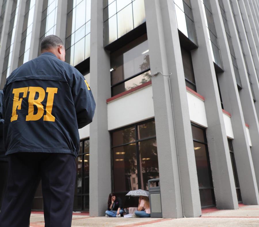 El FBI allanó la Torre Municipal de San Juan como parte de una pesquisa por obstrucción a la justicia y destrucción de documentos. (GFR Media) (semisquare-x3)