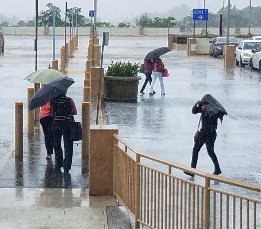 La probabilidad de precipitación para la tarde será de 33%. (semisquare-x3)