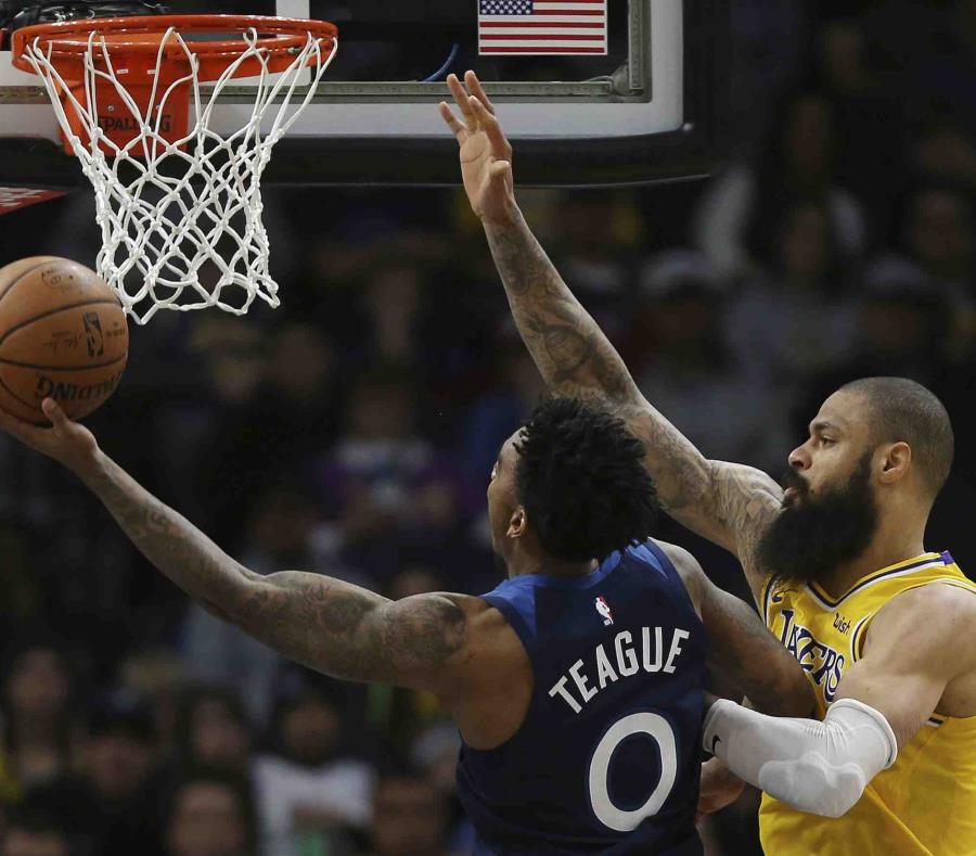 El base de los Timberwolves de Minnesota, Jeff Teague (0), hace un tiro a la canasta sobre la marcación del pívot de los Lakers de Los Ángeles, Tyson Chandler, en la segunda mitad de un juego de la NBA, en Minneápolis. (AP) (semisquare-x3)