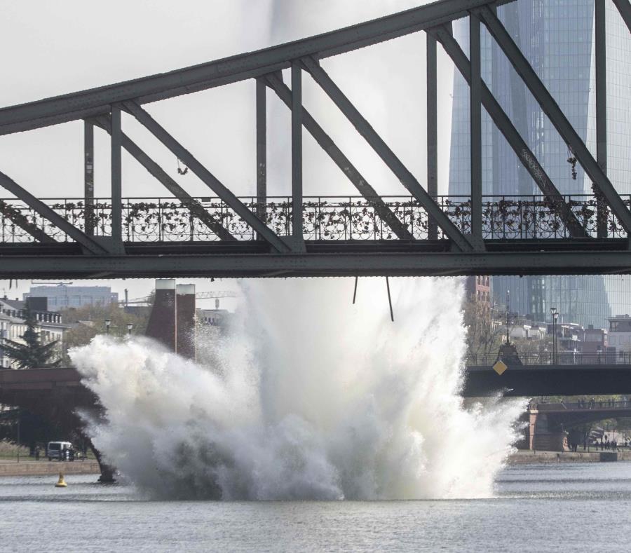 Autoridades detonan una bomba que data de la II Guerra Mundial en Fráncfort, Alemania. (Frank Rumpenhorst/dpa vía AP) (semisquare-x3)