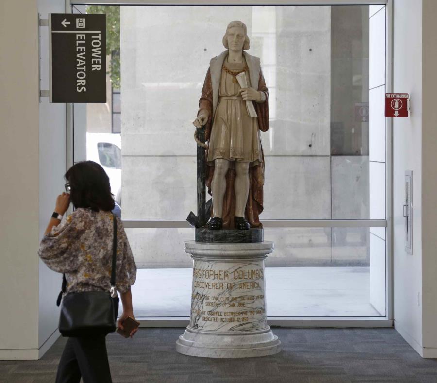 La estatua de Cristobal Colón en la alcaldía de San José. (AP) (semisquare-x3)