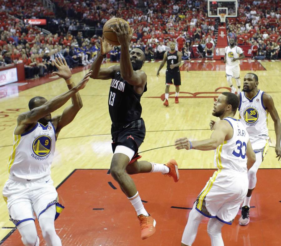 James Harden, de los Rockets de Houston, salta hacia la cesta entre Andre Iguodala (9), Stephen Curry (30) y Kevin Durant, en el segundo partido de la final de la Conferencia del Oeste. (AP) (semisquare-x3)