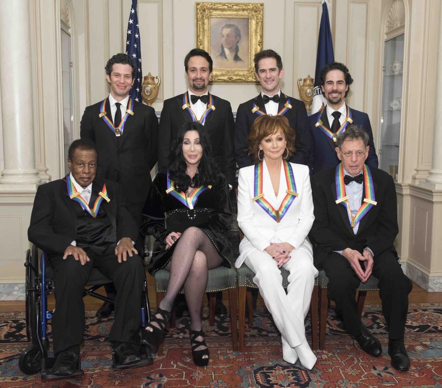 Abajo, de izquierda a derecha: Wayne Shorter, Cher, Reba McEntire y Philip Glass. Atrás, de izquierda a derecha: Los co-creadores del musical