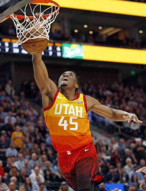 El escolta novato Donovan Mitchell anotó 27 puntos en la victoria de los Jazz de Utah. (AP) (vertical-x1)