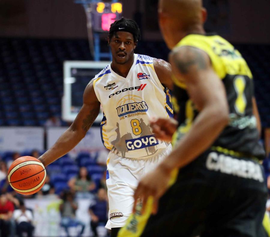 Devin Williams (con el balón) encabezó al conjunto líder de la tabla global al totalizar 35 puntos (17.5) y 31 rebotes (15.5). (semisquare-x3)