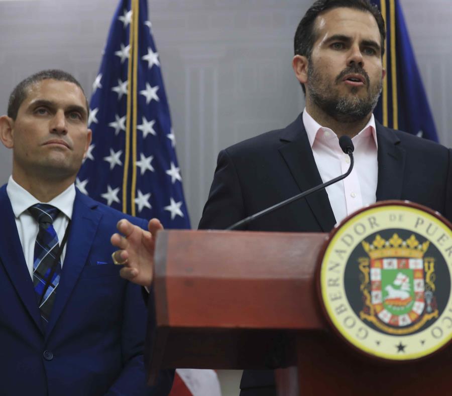 Rosselló hizo el anuncio en La Fortaleza, al fondo, el doctor Pedro Tort. (semisquare-x3)