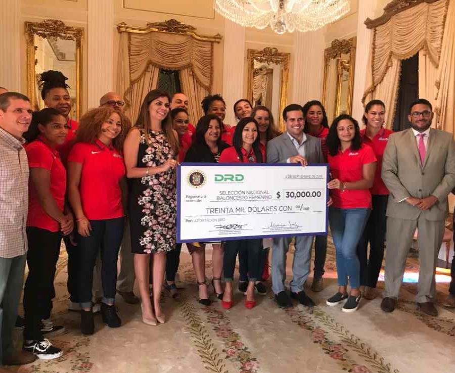El gobernador Ricardo Rosselló junto al equipo de baloncesto femenino (semisquare-x3)
