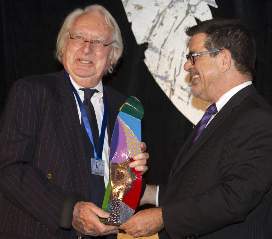 El arquitecto estadounidense Richard Meier (izquierda) recibe el premio internacional de la Fundación Gabarrón en el 2013. (Agencia EFE) (semisquare-x3)