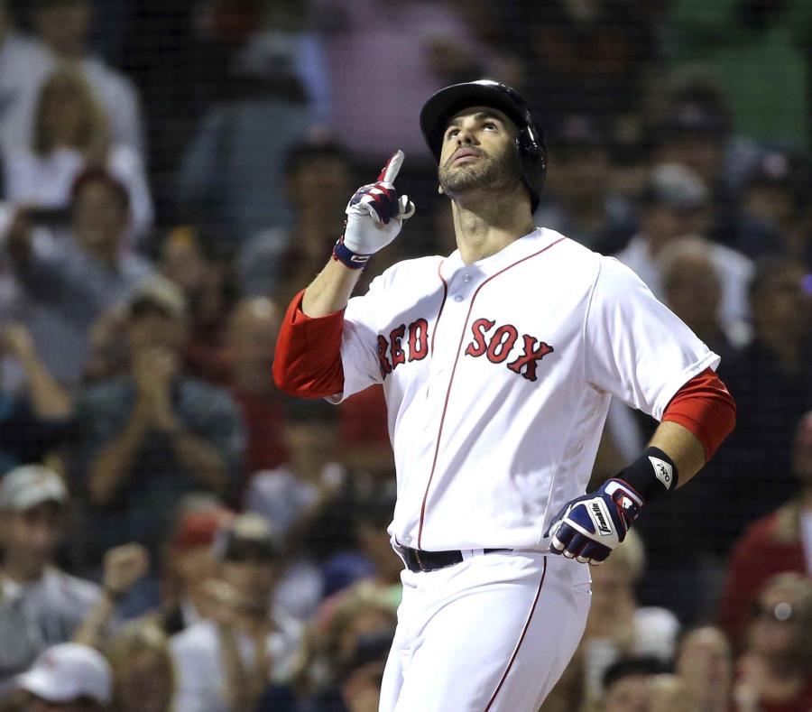 J.D. Martínez, de los Medias Rojas de Boston, festeja su cuadrangular solitario al cruzar el plato en el segundo inning del duelo con los Azulejos de Toronto, en el Fenway Park de Boston, el jueves 13 de septiembre de 2018. (semisquare-x3)