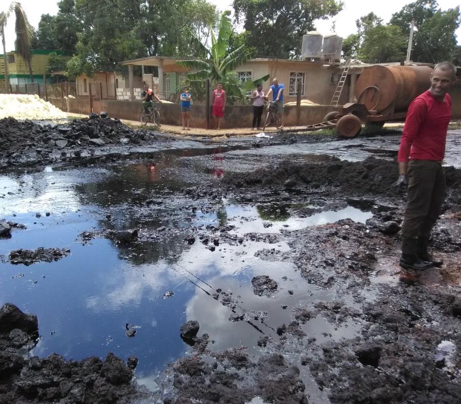 Derrame de petróleo recorre calles de pueblo cubano | El Nuevo Día
