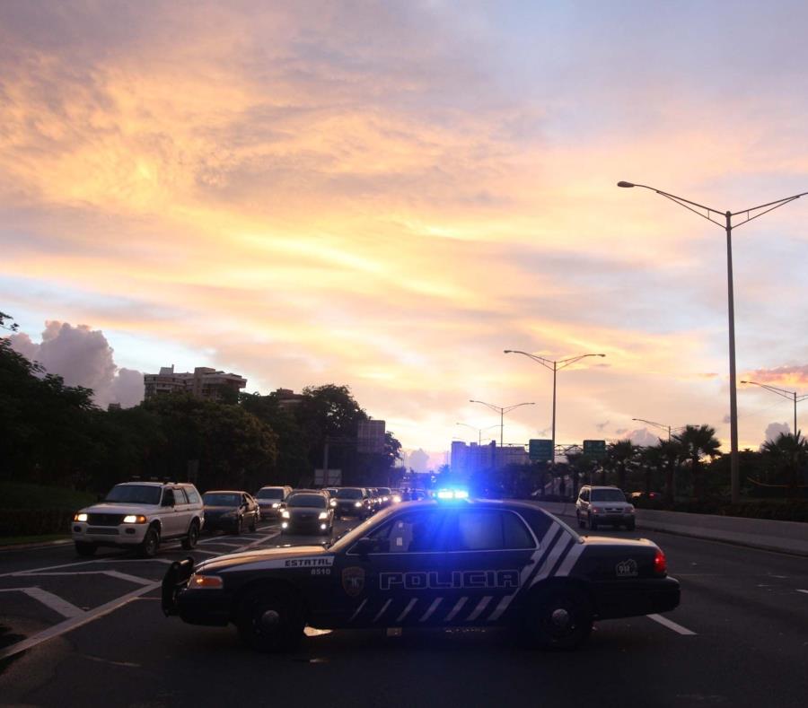 Una patrulla de la Policía detiene el tránsito. (GFR Media) (semisquare-x3)