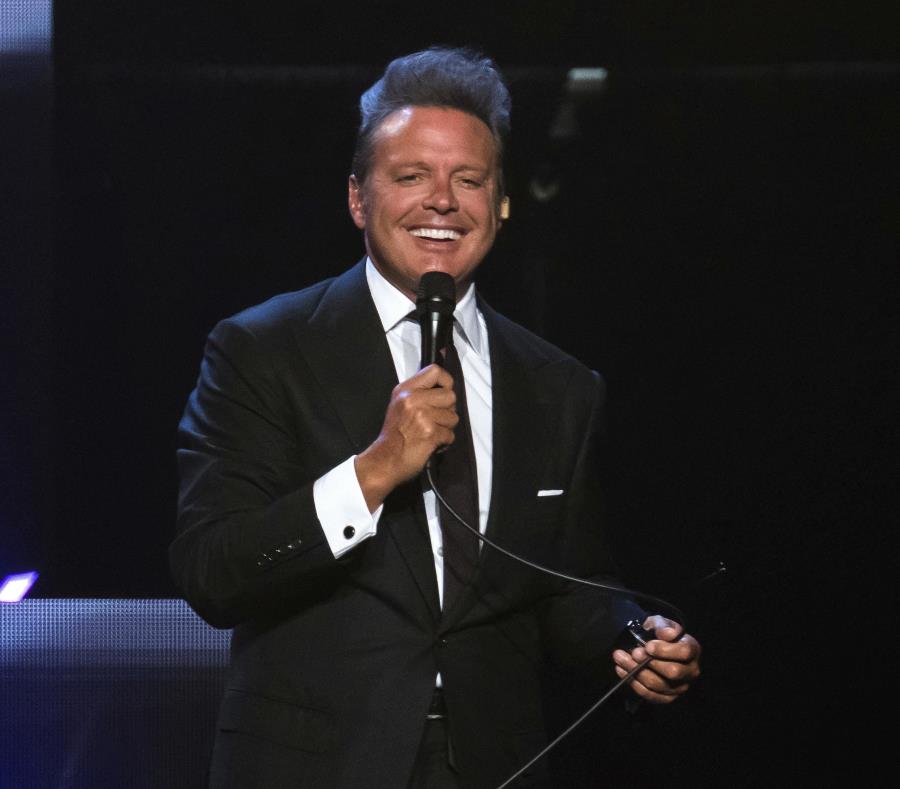 Luis Miguel llora durante un concierto en Texas (semisquare-x3)