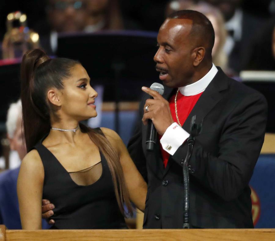 El obispo Charles H. Ellis, III (derecha) toma a la cantante Ariana Grande mientras habla durante el funeral en memoria de Aretha Franklin en el Templo Greater Grace de Detroit, el viernes 31 de agosto de 2018. (semisquare-x3)