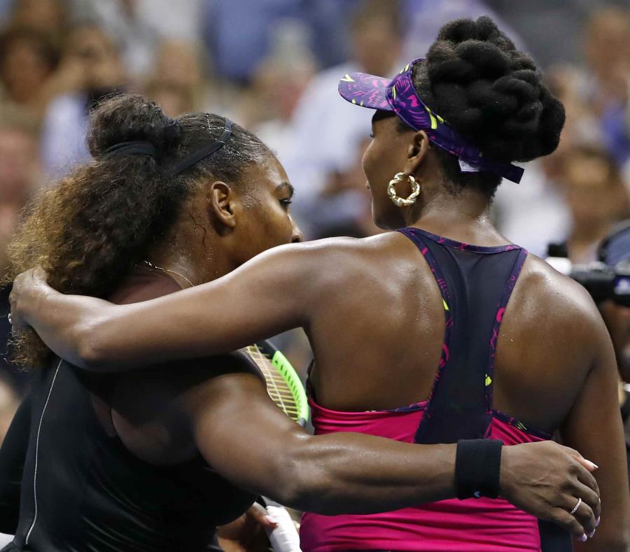 Serena Williams (izquierda) abraza a su hermana Venus Williams tras su partido por la tercera ronda del Abierto de Estados Unidos, el viernes 31 de agosto de 2018. Serena Williams ganó 6-1, 6-2 (semisquare-x3)
