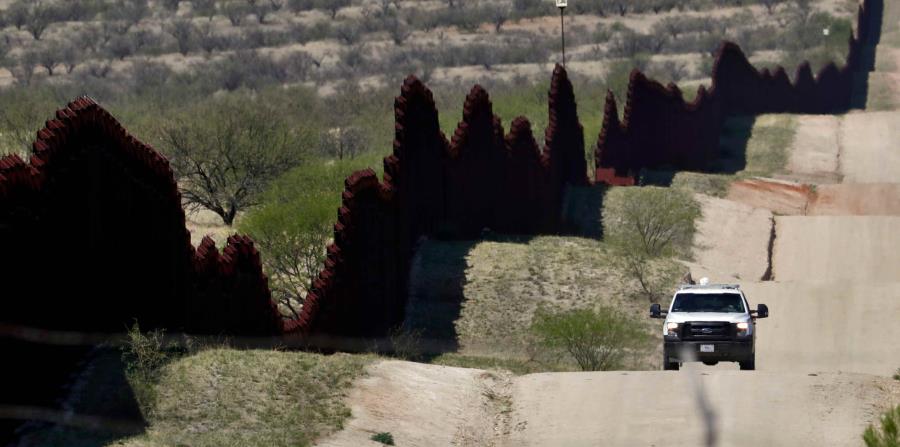 Agentes a bordo de un vehículo de la Patrulla Fronteriza recorren la frontera en Arizona (horizontal-x3)