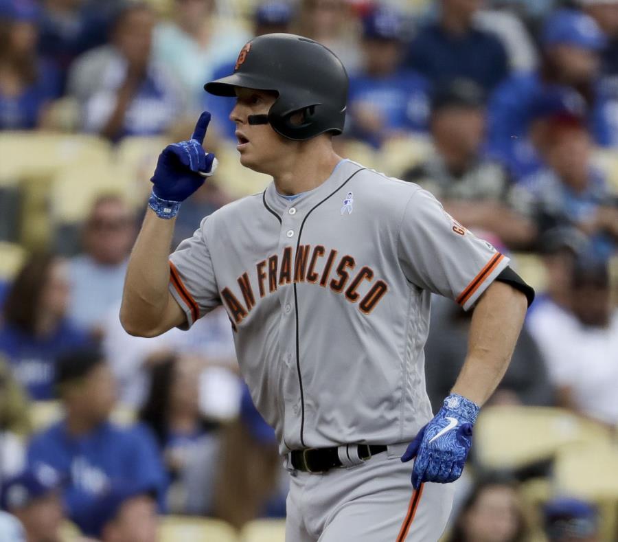 Nick Hundley celebra en su camino al plato luego de conectar on cuadrangular de dos carreras ante los Dodgers de Los Ángeles. (AP / Chris Carlson) (semisquare-x3)