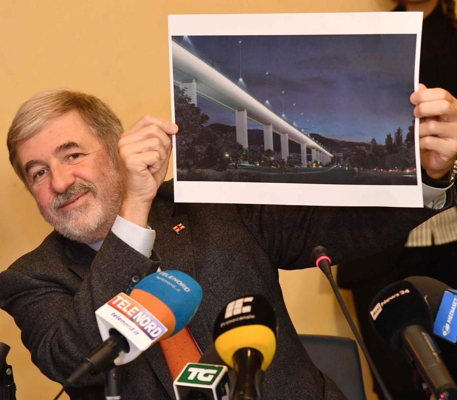 El alcalde de Génova, Marco Bucci, muestra una imagen del proyecto del nuevo puente durante una conferencia de prensa en Génova, Italia. (semisquare-x3)