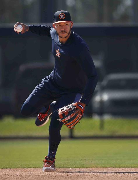 En lugar de ir a Casa Blanca, Carlos Correa se quedó con su familia recogiendo suministros para continuar ayudando a damnificados de la isla por el huracán María. (vertical-x1)