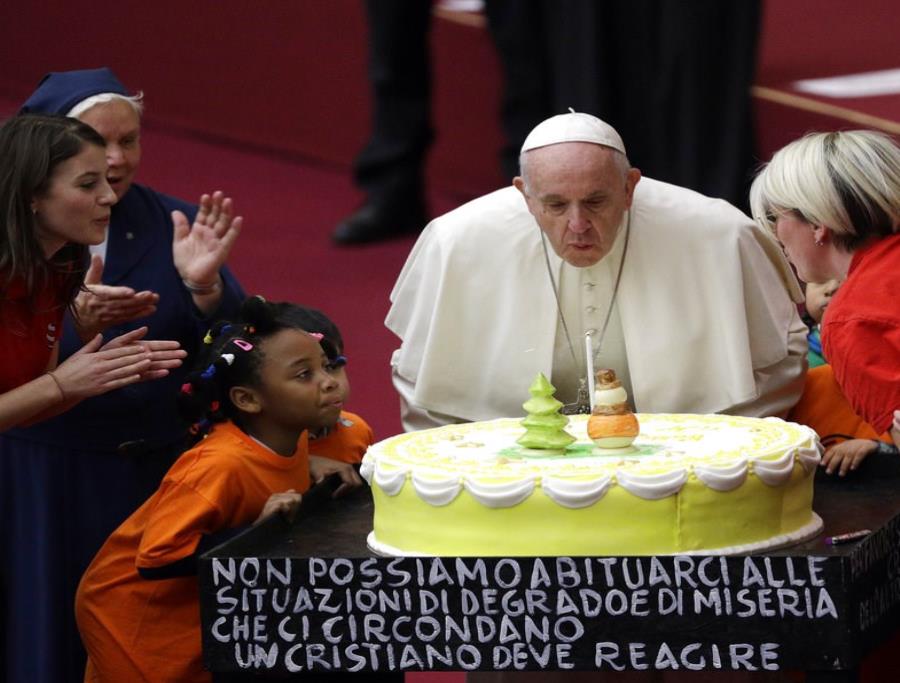 El papa Francisco cumple 82 años y un grupo de niños le regala un pastel (semisquare-x3)
