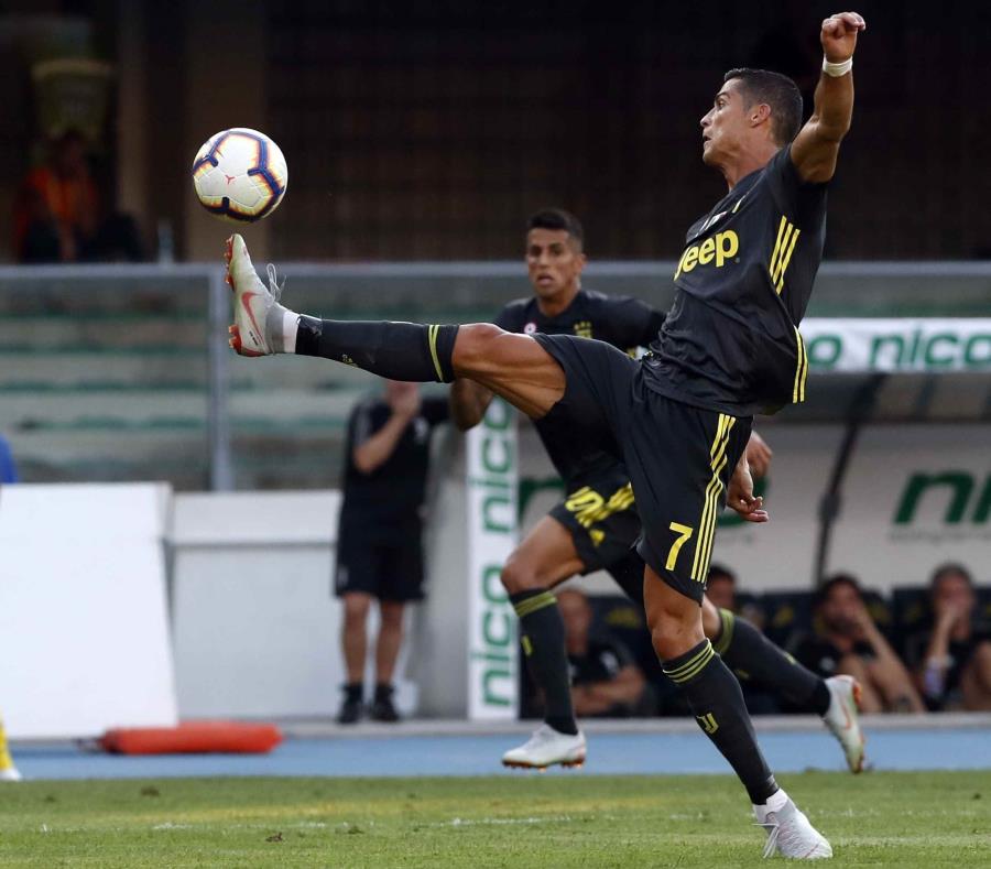 Cristiano Ronaldo busca controlar el balón durante el partido. (AP) (semisquare-x3)