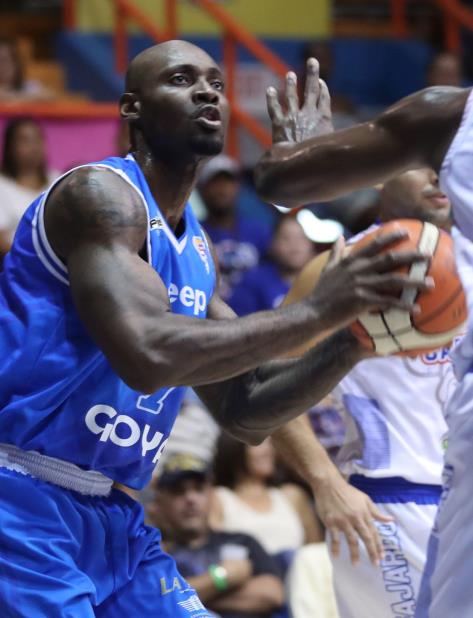 Jeleel Akindele, quien militó la pasada temporada con los Vaqueros de Bayamón, fue el máximo anotador de los Capitanes con 22 puntos y ocho rebotes. (vertical-x1)