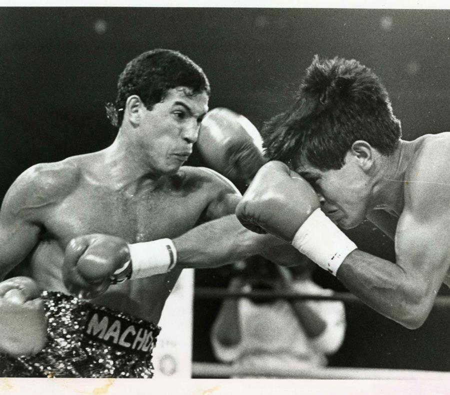 Macho Camacho (izq) golpea a José Luis Ramírez durante el combate entre ambos en 1985. (Archivo) (semisquare-x3)