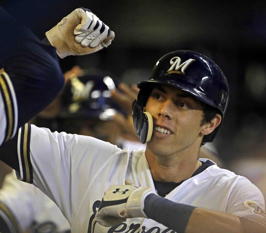 Christian Yelich es felicitado luego de conectar un jonrón de dos carreras en la quinta entrada. (AP) (semisquare-x3)