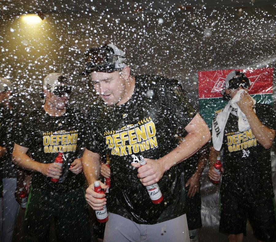 Trevor Cahill es bañado de cerveza durante la celebración de los Atléticos. (semisquare-x3)