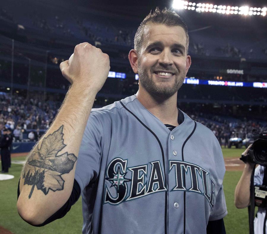 James Paxton muestra una hoja de arce símbolo de Canadá que lleva tatuada en el antebrazo derecho en cuanto concretó el juego sin imparable