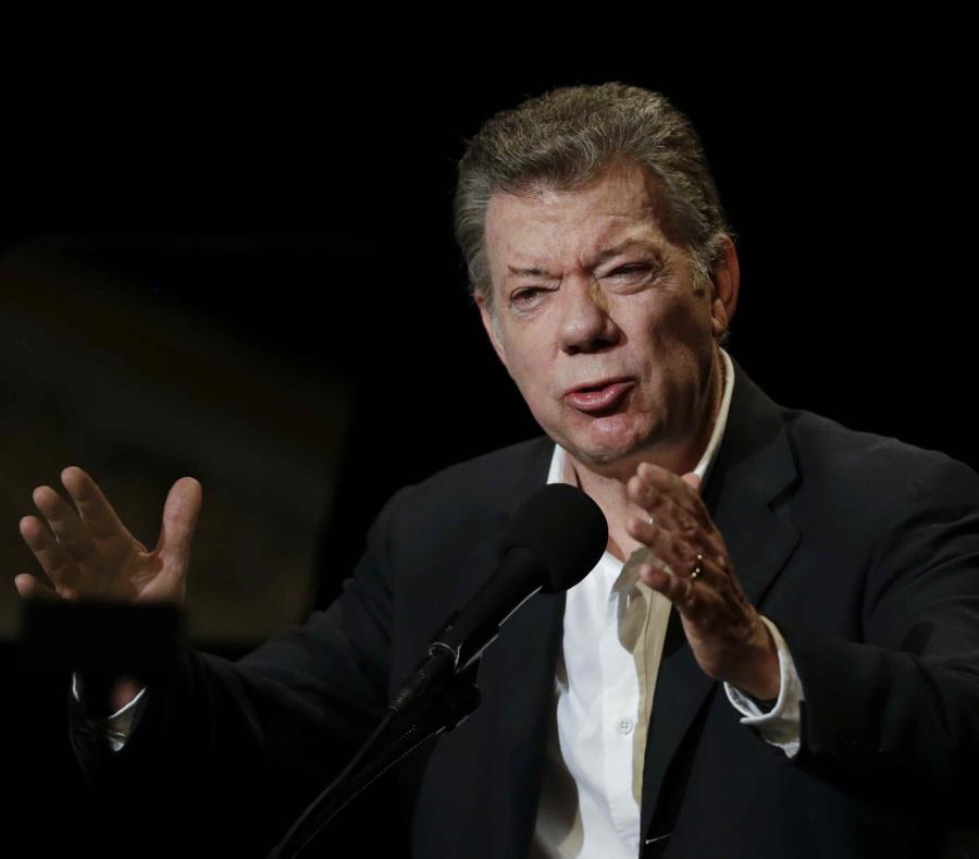 El presidente colombiano Juan Manuel Santos da un discurso en un evento en Bogotá. (AP / Ricardo Mazalán) (semisquare-x3)