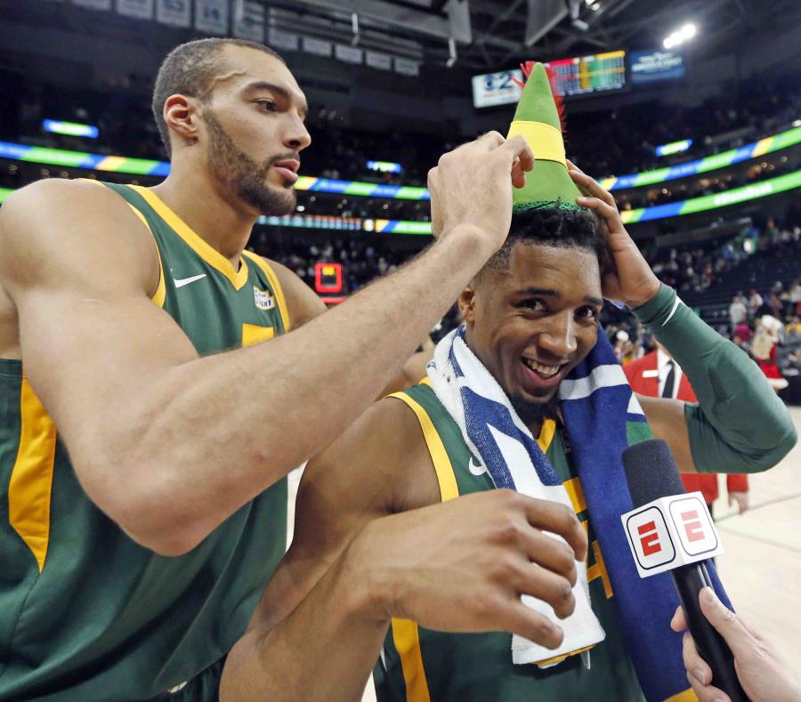 El jugador del Jazz de Utah, Rudy Gobert, izquierda, coloca un sombrero a su compañero Donovan Mitchell luego de la victoria por 117-96 sobre los Trail Blazers de Portland, el martes 25 de diciembre de 2018, en Salt Lake City. (AP Foto/Rick Bowmer) (semisquare-x3)