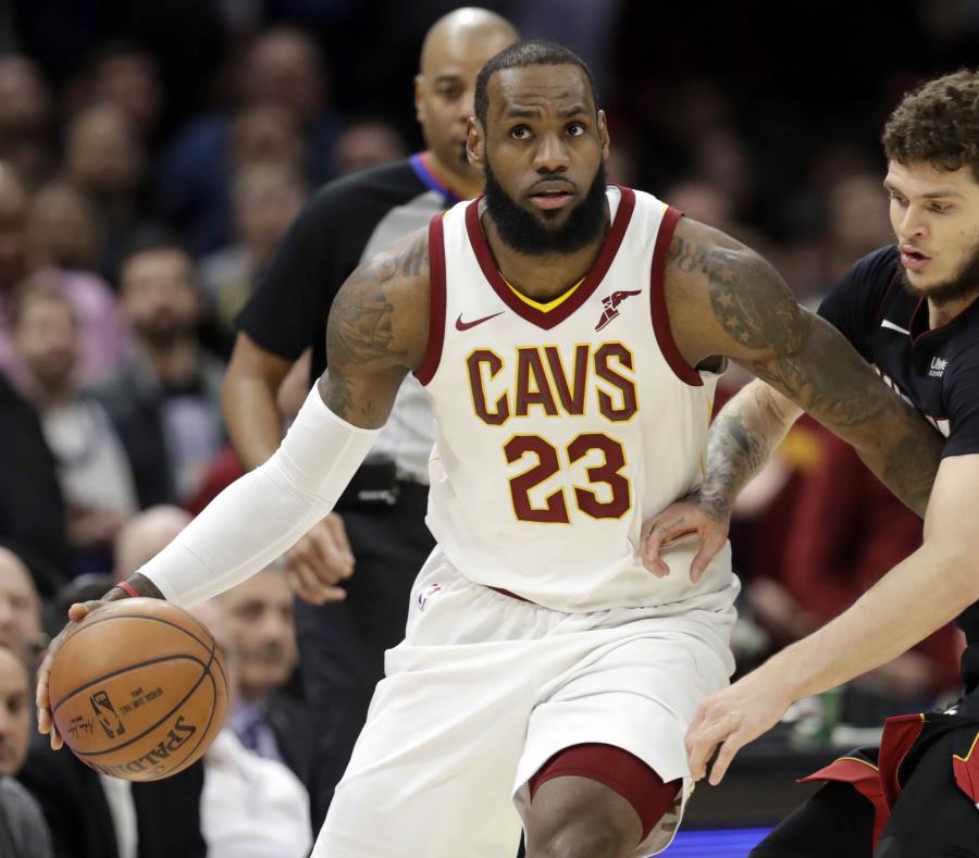 LeBron James en acción esta temporada con los Cavaliers de Cleveland. (AP) (semisquare-x3)