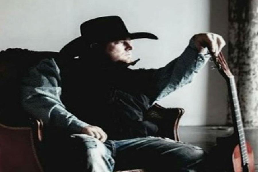 Justin Carter, un popular cantante de country oriundo de Texas (semisquare-x3)