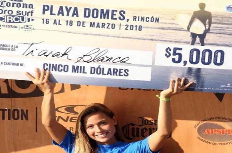 Tiarah Blanco sujeta el premio del primer lugar en la rama femenina. (Suministrada) (semisquare-x3)