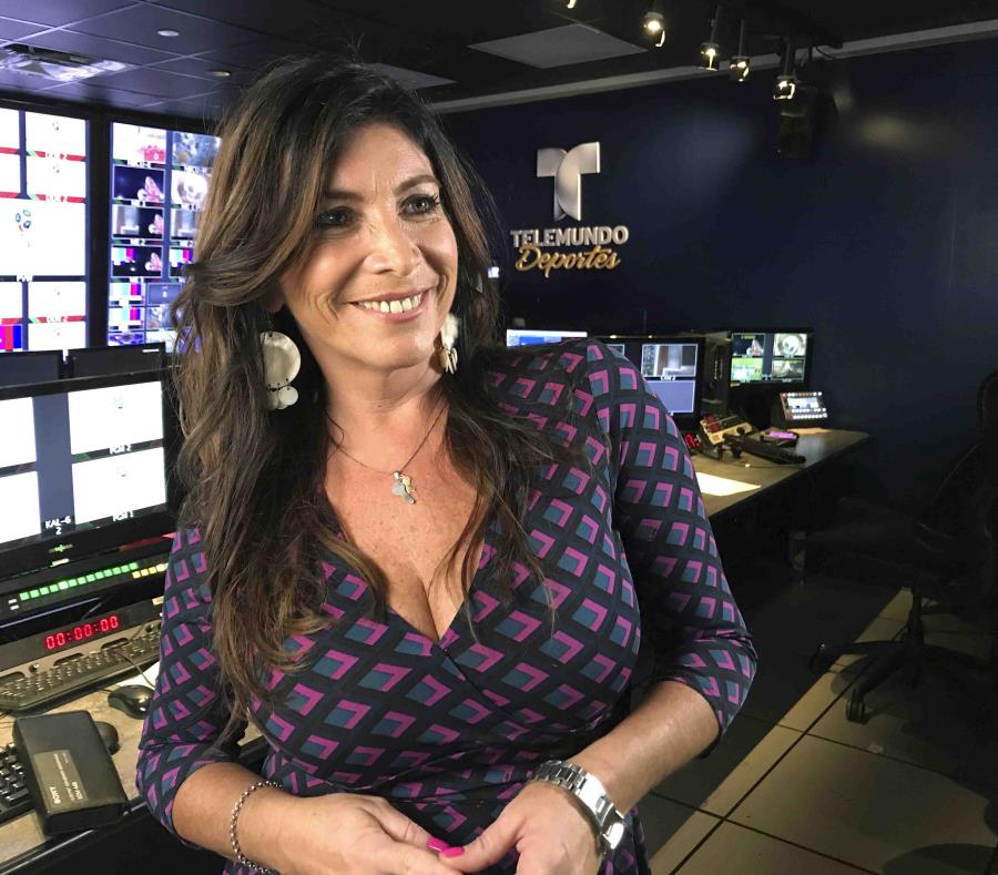 La comentarista argentina Viviana Vila posa en los estudios de Telemundo Deportes en Miami. (AP) (semisquare-x3)