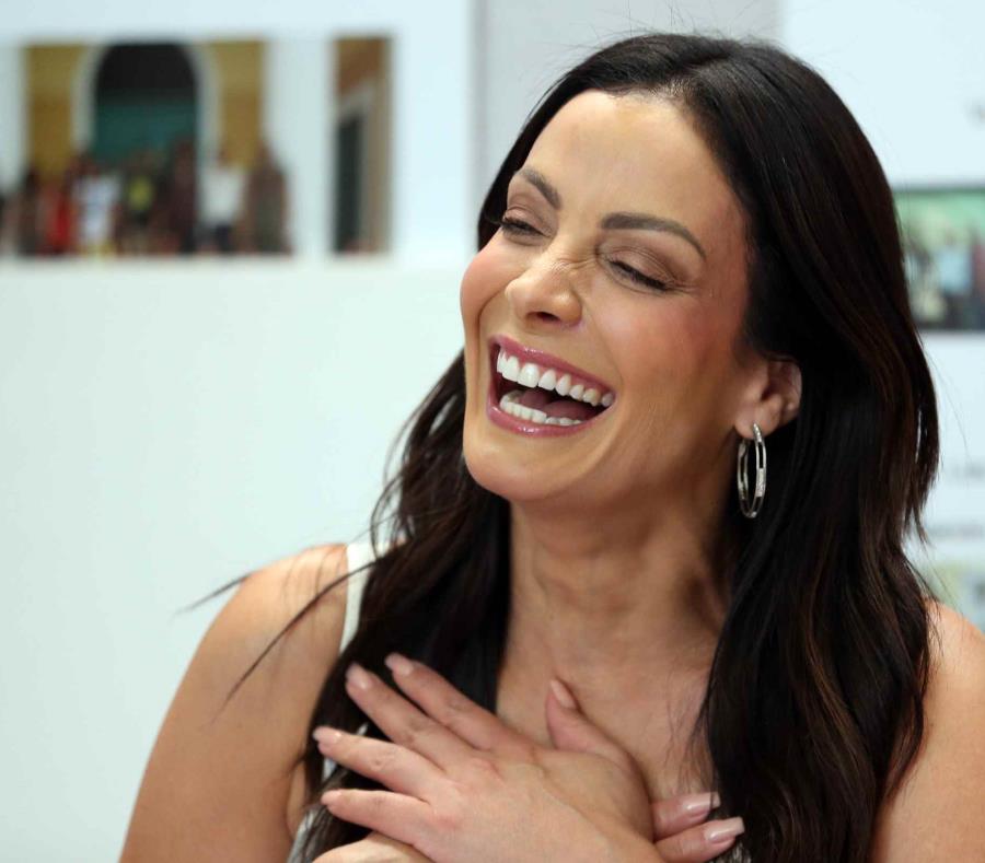 Dayanara Torres está comprometida (semisquare-x3)