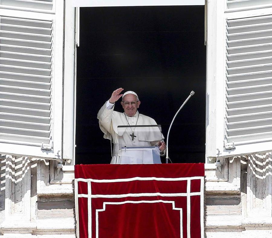 El papa Francisco saluda desde su ventana en el Vaticano. (EFE) (semisquare-x3)