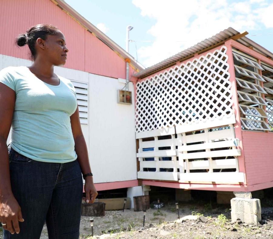 Trabajando duro, Iris Natalie Andino se ha propuesto levantar su casa y cuidarse para seguir protegiendo a sus hijas adolescentes. (semisquare-x3)