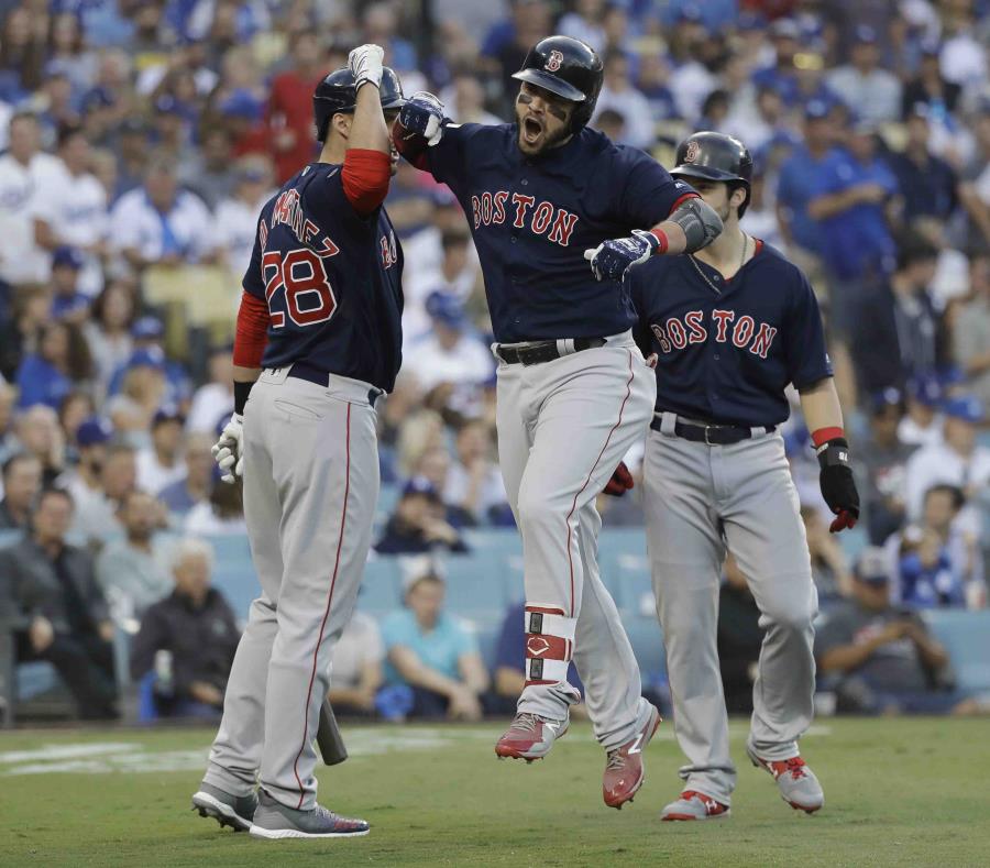Steve Pearce salta durante un festejo con J.D. Martínez (28) y Andrew Benintendi, sus compañeros en los Medias Rojas. (semisquare-x3)