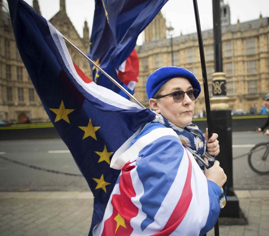 Manifestantes contrarios al Brexit protestan en el exterior del Parlamento británico en Londres, el 6 de diciembre de 2018. (Stefan Rousseau/PA via AP) (semisquare-x3)
