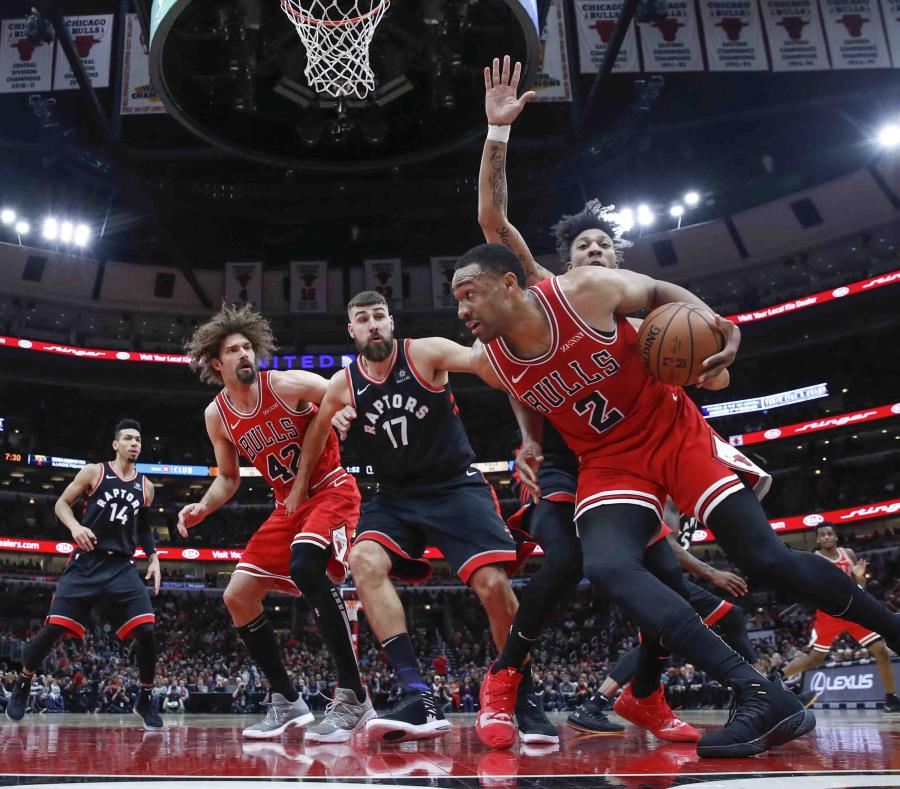 Jabari Parker (2) de los Bulls de Chicago se enfila a la canasta ante los Raptors de Toronto, el sábado 17 de noviembre de 2018. (AP Foto/Kamil Krzaczynski) (semisquare-x3)